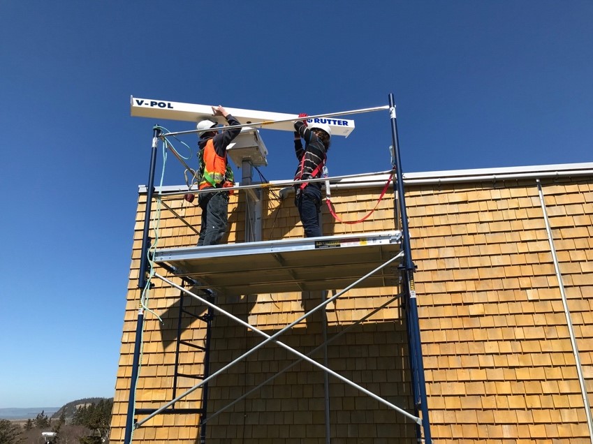 Installing a high-resolution marine radar at the FORCE facility, overlooking the Minas Passage.